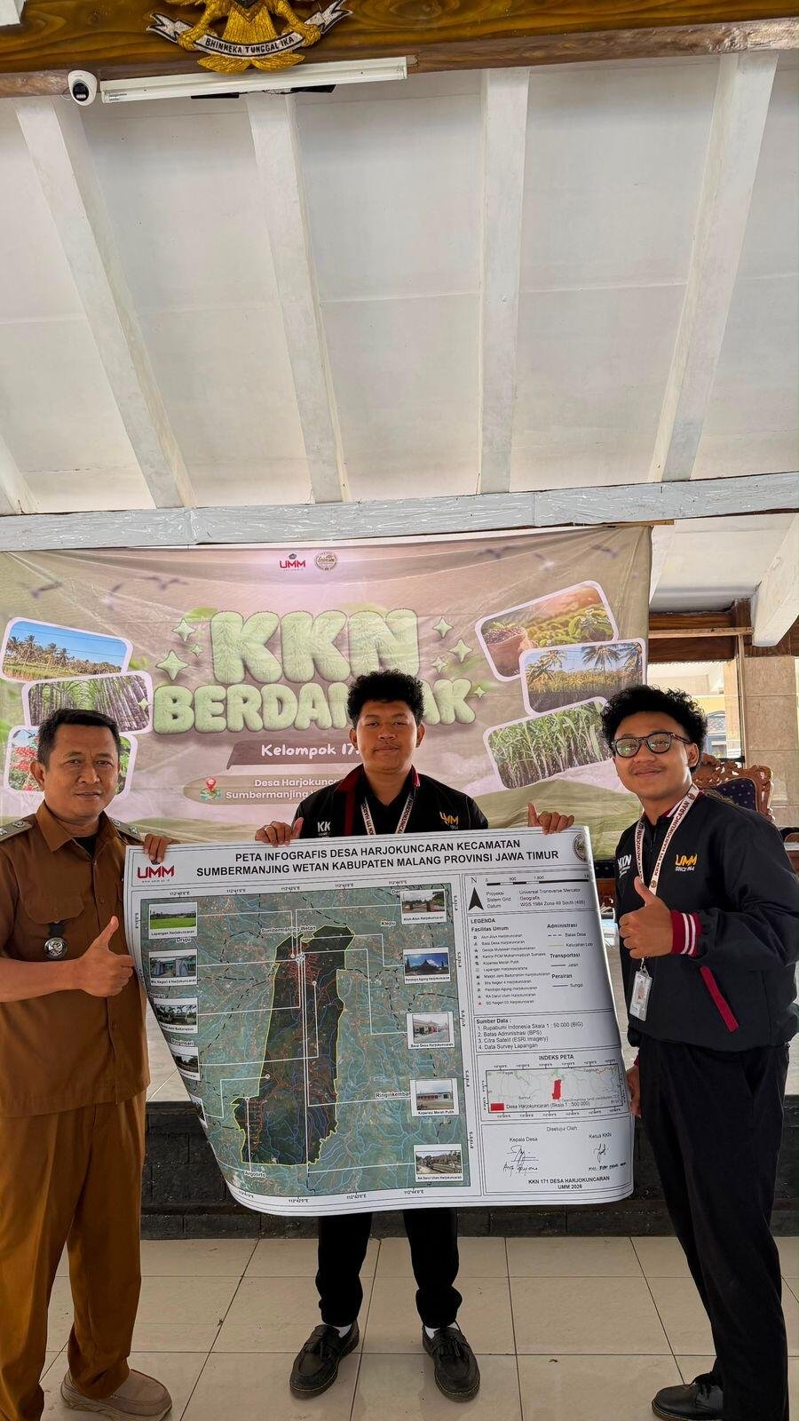 KKN UMM 171 Petakan Harjokuncaran, Kenalkan Potensi Desa Lebih Luas 47 Foto Penyerahan secara simbolis hasil akhir Peta Infografis Desa kepada perangkat Desa Harjokuncaran oleh perwakilan mahasiswa KKN 171 UMM (Sumber: Dokumentasi Pribadi)