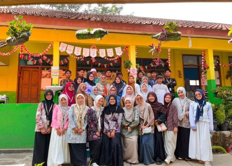 Dokumentasi Mahasiswa KKN Kelompok 2 STAI Baitul Arqom saat sosialisasi pendidikan di SDN Neglasari 1 (Sumber: Dokumentasi Pribadi)