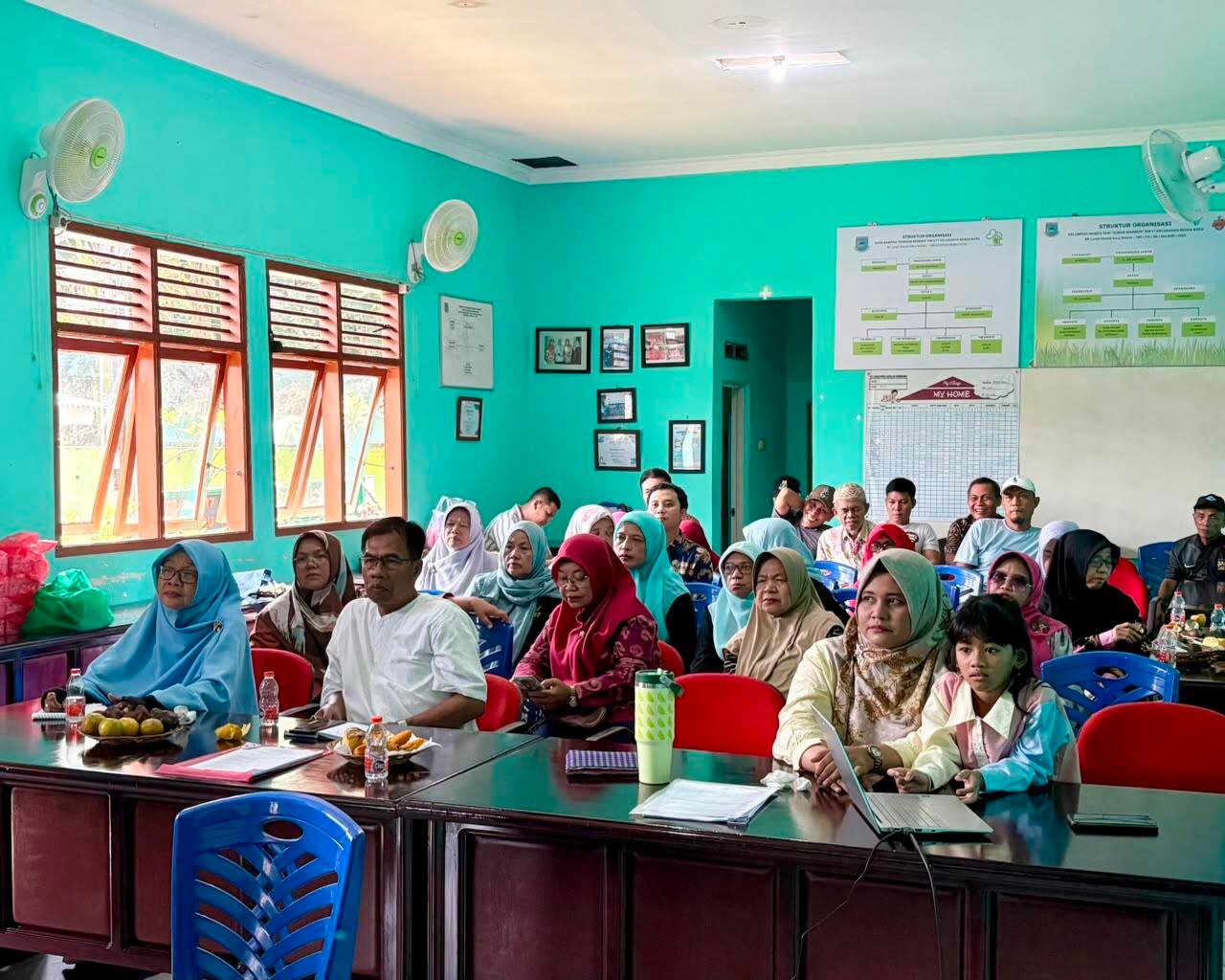 Dokumentasi Tim Pengabdian UPNVJ memberikan pelatihan pembuatan ecoenzym kepada warga Bank Sampah Pondok Berkah (Sumber: Dokumentasi Pribadi)