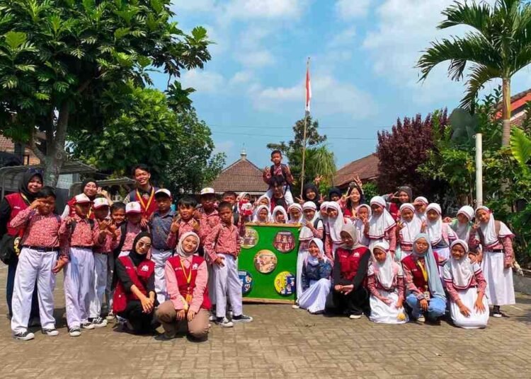 Kenalkan Topeng Malangan Sejak Dini, KKN UM Serahkan Media Pembelajaran Diorama Interaktif ke SDN 2 Malangsuko 46 240057