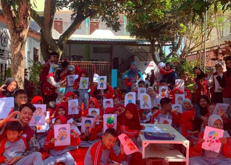 Hadirkan Keceriaan, Mahasiswa KKN UM Rangkul Siswa SLB Islam Yasindo Tumpang Lewat Kegiatan Mewarnai 46 241716