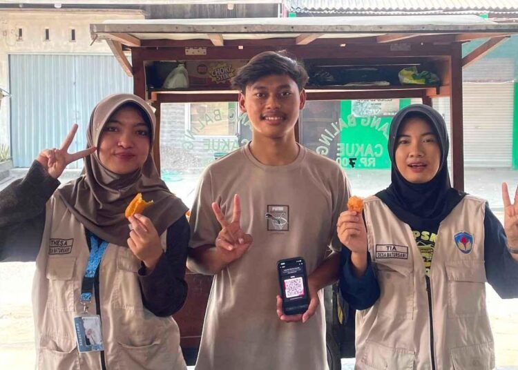 Dorong Digitalisasi UMKM, KKN UPGRIS Berdampak Kelompok 47 Dampingi Pembuatan QRIS di Desa Batursari 46 264881