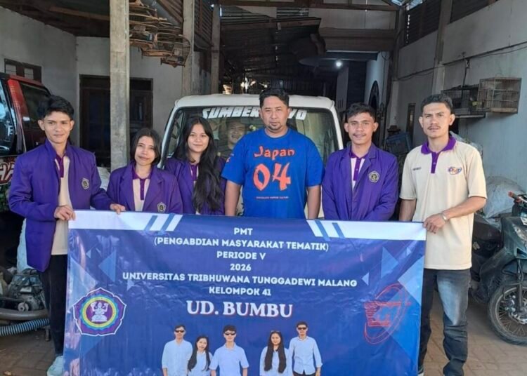 Dokumentasi Mahasiswa UNITRI Malang saat kegiatan pengabdian masyarakat di UMKM Empon-Empon Sumber Koyo (Sumber: Dokumentasi Pribadi)