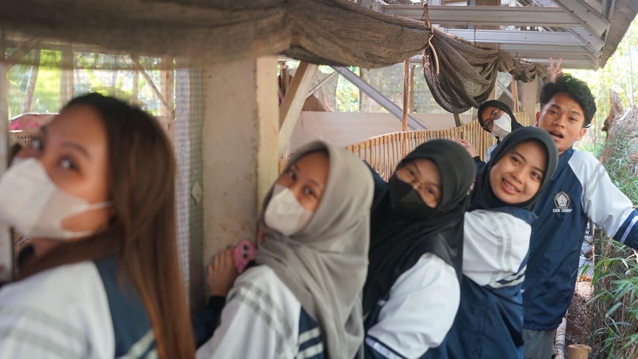 Dokumentasi Mahasiswa KKN Undip memberikan edukasi higiene sanitasi dan K3 kepada pekerja kandang bebek Desa Kemligi. (Sumber: Dokumentasi Pribadi)