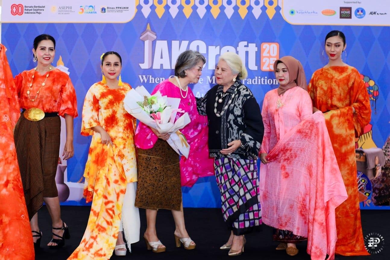 Foto Ibu Lislie dalam acara JAKCraft , ibu lisli sebagai bagian anggota komunitas KCBI, juga sebagai pengisi acara hemperagakan busana dan kain nusantara. (Sumber: Dokumentasi Panitia Acara)