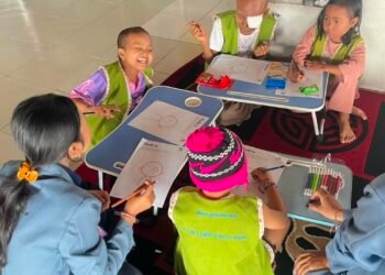 Tim PKM-PM Universitas Pendidikan Ganesha bersama anak-anak penderita kanker dalam pelaksanaan Program Binar Asa di YPKA Bali (Sumber: Dokumentasi Pribadi)