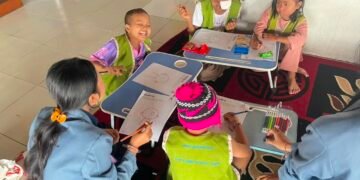 Dari Cerita Klasik Menjadi Terapi, Mahasiswa Undiksha Tumbuhkan Resiliensi Anak Penderita Kanker Melalui Terapi Bermain Bermuatan Tutur Yaksha Prashna 47 Tim PKM-PM Universitas Pendidikan Ganesha bersama anak-anak penderita kanker dalam pelaksanaan Program Binar Asa di YPKA Bali (Sumber: Dokumentasi Pribadi)
