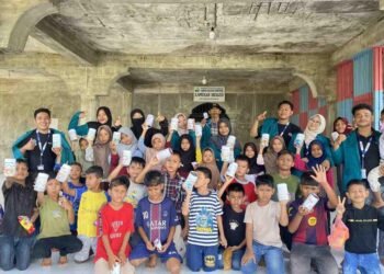 Upaya meningkatkan pemahaman pengelolaan keuangan : Mahasiswa KPM mandiri laksanakan edukasi menabung sejak dini. 46 66504 1