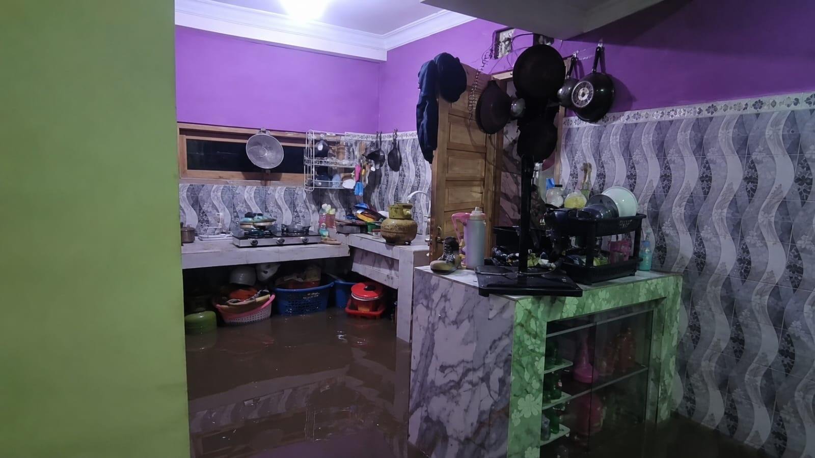 Ilustrasi banjir yang masuk ke dalam rumah saat musim hujan (Sumber: Dokumentasi Pribadi)