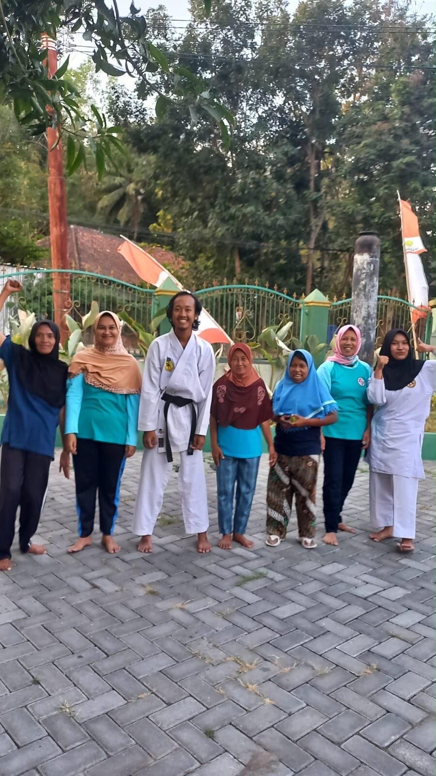 Foto Proses setelah latihan bersama Lansia (Sumber: Dokumentasi Pribadi)