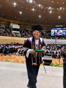 Dr. Tatang saat mengikuti prosesi wisuda Program Doktor Universitas Muhammadiyah Prof. Dr. Hamka (UHAMKA). (Sumber: Dokumentasi Pribadi)