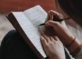 Menemukan Kembali Hakikat Diri: Mindfulness, Estetika Humanisme, dan Tren TikTok di Tengah Distraksi Digital 47 Ilustrasi Mindfulness, Estetika Humanisme, dan Tren TikTok di Tengah Distraksi Digital (Sumber: Pinterest)