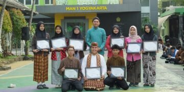 Meriahkan Upacara HUT ke-81 RI, MAN 1 Yogyakarta Beri Penghargaan kepada 26 Murid Berprestasi 56 DSC05802