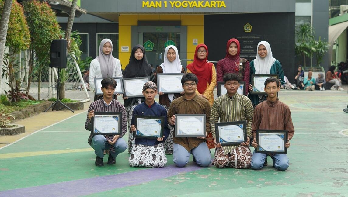 Meriahkan Upacara HUT ke-81 RI, MAN 1 Yogyakarta Beri Penghargaan kepada 26 Murid Berprestasi 48 DSC05827