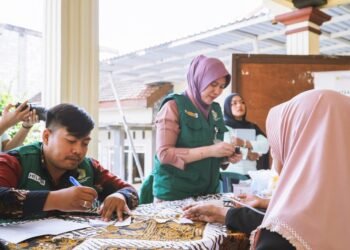 Dari Rumah Sakit ke Pelosok Desa, RSI Siti Hajar dan BEM UNAIR Dorong Warga Cempokolimo Lebih Peduli Kesehatan 46 DSC08489 copy