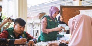 Dari Rumah Sakit ke Pelosok Desa, RSI Siti Hajar dan BEM UNAIR Dorong Warga Cempokolimo Lebih Peduli Kesehatan 56 DSC08489 copy