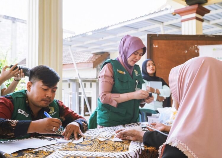 Dari Rumah Sakit ke Pelosok Desa, RSI Siti Hajar dan BEM UNAIR Dorong Warga Cempokolimo Lebih Peduli Kesehatan 46 DSC08489 copy