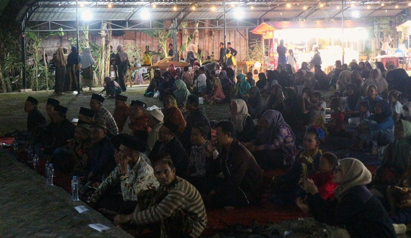 Harmoni Sukorejo: KKN-BBK 8 UNAIR Rayakan Budaya Sekaligus Berdayakan UMKM Desa Sukorejo, Tuban 47 Foto 1. Suasana penonton yang memadati Taman Budaya Sukorejo menyaksikan rangkaian Harmoni Sukorejo. (Dok. KKN-BBK 8 Sukorejo)