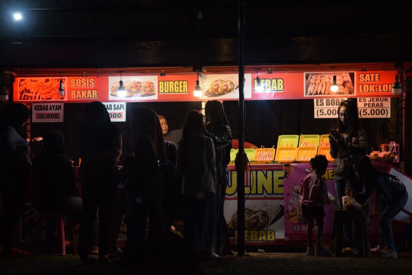Harmoni Sukorejo: KKN-BBK 8 UNAIR Rayakan Budaya Sekaligus Berdayakan UMKM Desa Sukorejo, Tuban 49 Foto 3. Suasana pembeli di lapak-lapak UMKM pada malam Harmoni Sukorejo. (Dok. KKN-BBK 8 Sukorejo)
