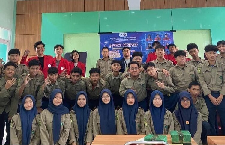 Kepedulian Mahasiswa Universitas Mercu Buana: Edukasi Media Digital untuk Generasi Muda Melalui Kuliah Peduli Negeri di SMK Muhammadiyah 1 Tangerang 46 Foto Bersama Tim KPN Harapan Bangsa UMB dengan para siswa SMK Muhammadiyah 1 Tangerang (Sumber: Dokumentasi Pribadi)