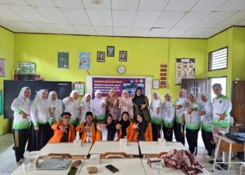 Peningkatan Literasi Digital Guru SD: Implementasi Generative AI dalam Pengembangan Media Pembelajaran IPAS Terpadu yang Inovatif 46 Dokumentasi kegiatan PKM peningkatan literasi digital guru SD (Sumber: Dokumentasi Pribadi)