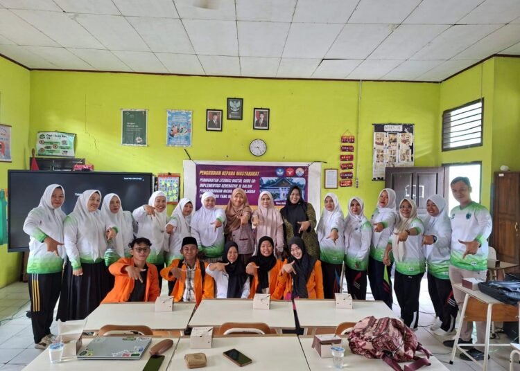 Peningkatan Literasi Digital Guru SD: Implementasi Generative AI dalam Pengembangan Media Pembelajaran IPAS Terpadu yang Inovatif 46 Dokumentasi kegiatan PKM peningkatan literasi digital guru SD (Sumber: Dokumentasi Pribadi)