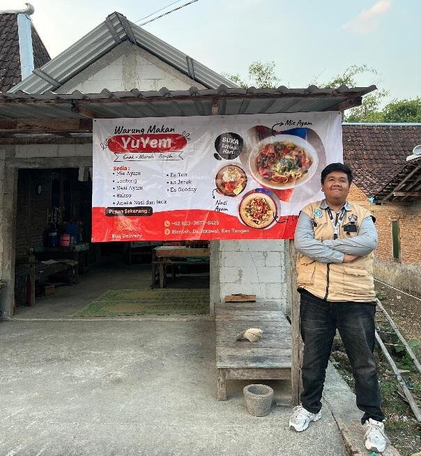 Mahasiswa KKN 83 UNISRI Dorong Pengembangan UMKM Desa Jekawal melalui Pendampingan Branding dengan Pemasangan Banner di Warung makan Yu Yem 48 Foto Pribadi Galih Setya Permadi (Sumber: Dokumentasi Pribadi)