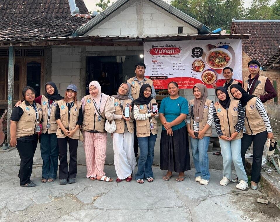 Mahasiswa KKN 83 UNISRI Dorong Pengembangan UMKM Desa Jekawal melalui Pendampingan Branding dengan Pemasangan Banner di Warung makan Yu Yem 47 Foto Pribadi Galih Setya Permadi (Sumber: Dokumentasi Pribadi)