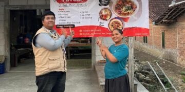 Mahasiswa KKN 83 UNISRI Dorong Pengembangan UMKM Desa Jekawal melalui Pendampingan Branding dengan Pemasangan Banner di Warung makan Yu Yem 58 Foto Pribadi Galih Setya Permadi (Sumber: Dokumentasi Pribadi)