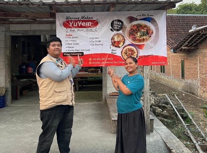 Mahasiswa KKN 83 UNISRI Dorong Pengembangan UMKM Desa Jekawal melalui Pendampingan Branding dengan Pemasangan Banner di Warung makan Yu Yem 46 Foto Pribadi Galih Setya Permadi (Sumber: Dokumentasi Pribadi)