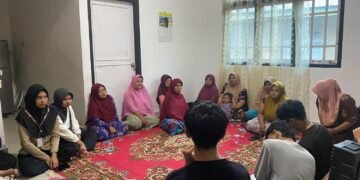 Dari Jelantah Jadi Berkah: Mahasiswa KKN UNP Ajak Ibu-Ibu Sulap Minyak Bekas Jadi Lilin Aromaterapi Cuan 56 IMG 20260818 WA0047