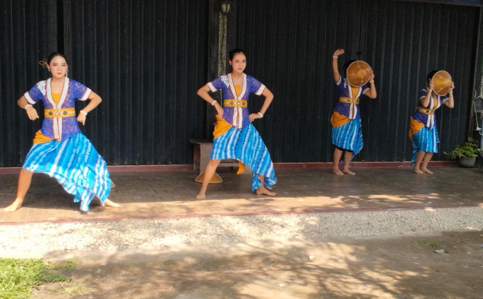 Tarian Laskar Tani untuk pembuka acara yang dimainkan oleh anak - anak Sri Tumuwuh sebagai personifikasi dari memetri bumi (Yusuf) 