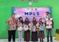 Dokumentasi foto Mahasiswa KKN bersama tiga besar pemenang lomba Menulis Cerita Berbasis Buku Bacaan di SMPN 2 Sukodono pada Jumat (20/08/2026)(Sumber: Dok.kknliterasi93_bendo)