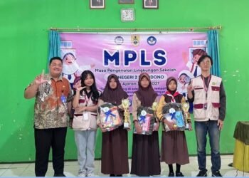 Dokumentasi foto Mahasiswa KKN bersama tiga besar pemenang lomba Menulis Cerita Berbasis Buku Bacaan di SMPN 2 Sukodono pada Jumat (20/08/2026)(Sumber: Dok.kknliterasi93_bendo)