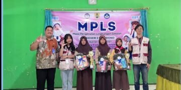Tumbuhkan Semangat Literasi, Mahasiswa KKN UNS Gelar Lomba Menulis Cerita di SMPN 2 Sukodono 56 Dokumentasi foto Mahasiswa KKN bersama tiga besar pemenang lomba Menulis Cerita Berbasis Buku Bacaan di SMPN 2 Sukodono pada Jumat (20/08/2026)(Sumber: Dok.kknliterasi93_bendo)