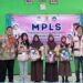 Dokumentasi foto Mahasiswa KKN bersama tiga besar pemenang lomba Menulis Cerita Berbasis Buku Bacaan di SMPN 2 Sukodono pada Jumat (20/08/2026)(Sumber: Dok.kknliterasi93_bendo)