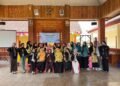 Mahasiswa KKN UMM Kelompok 193 berfoto bersama kader Posyandu,anggota PKK, dan pihak Puskesmas Plumpang setelah kegiatan sosialisasi stunting di BalaiDesa Jatimulyo, Kecamatan Plumpang, Tuban.