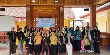 Atasi Stunting di Desa Jatimulyo Tuban, Mahasiswa KKN UMM Kelompok 193 Ciptakan Inovasi Puding Kelor 56 Mahasiswa KKN UMM Kelompok 193 berfoto bersama kader Posyandu,anggota PKK, dan pihak Puskesmas Plumpang setelah kegiatan sosialisasi stunting di BalaiDesa Jatimulyo, Kecamatan Plumpang, Tuban.