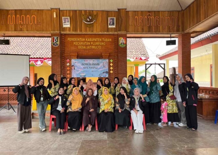 Mahasiswa KKN UMM Kelompok 193 berfoto bersama kader Posyandu,anggota PKK, dan pihak Puskesmas Plumpang setelah kegiatan sosialisasi stunting di BalaiDesa Jatimulyo, Kecamatan Plumpang, Tuban.