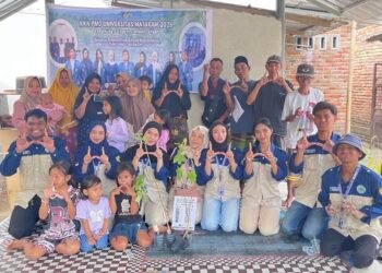 Kegiatan sosialisasi dan edukasi kepada masyarakat mengenai pengelolaan limbah organik melalui pembuatan pupuk kompos padat dan pupuk organik cair (POC/MOL) di Desa Ubung (Sumber: Dokumentasi KKN-PMD UNRAM 2026)