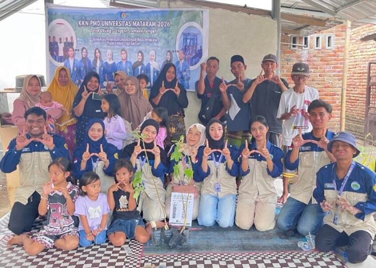 Kegiatan sosialisasi dan edukasi kepada masyarakat mengenai pengelolaan limbah organik melalui pembuatan pupuk kompos padat dan pupuk organik cair (POC/MOL) di Desa Ubung (Sumber: Dokumentasi KKN-PMD UNRAM 2026)