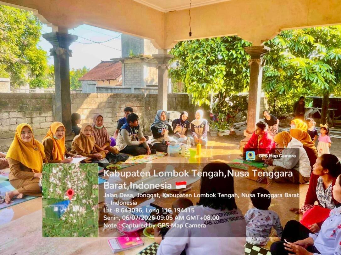 Praktik pembuatan pupuk organik cair (POC/MOL) dengan memanfaatkan limbah rumah tangga berupa nasi basi dan air cucian beras melalui proses fermentasi (Sumber: Dokumentasi KKN-PMD UNRAM 2026)