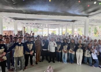 Sosialisasi bahaya narkotika oleh BNN Provinsi NTB kepada siswa-siswi SMA Negeri 1 Jonggat dalam rangka meningkatkan kesadaran generasi muda terhadap bahaya penyalahgunaan narkotika (Sumber: Dokumentasi KKN-PMD UNRAM 2026)
