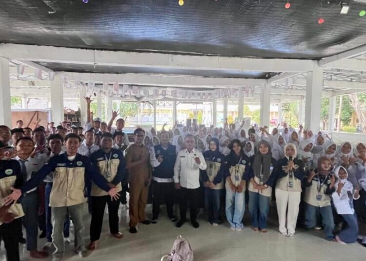 Sosialisasi bahaya narkotika oleh BNN Provinsi NTB kepada siswa-siswi SMA Negeri 1 Jonggat dalam rangka meningkatkan kesadaran generasi muda terhadap bahaya penyalahgunaan narkotika (Sumber: Dokumentasi KKN-PMD UNRAM 2026)
