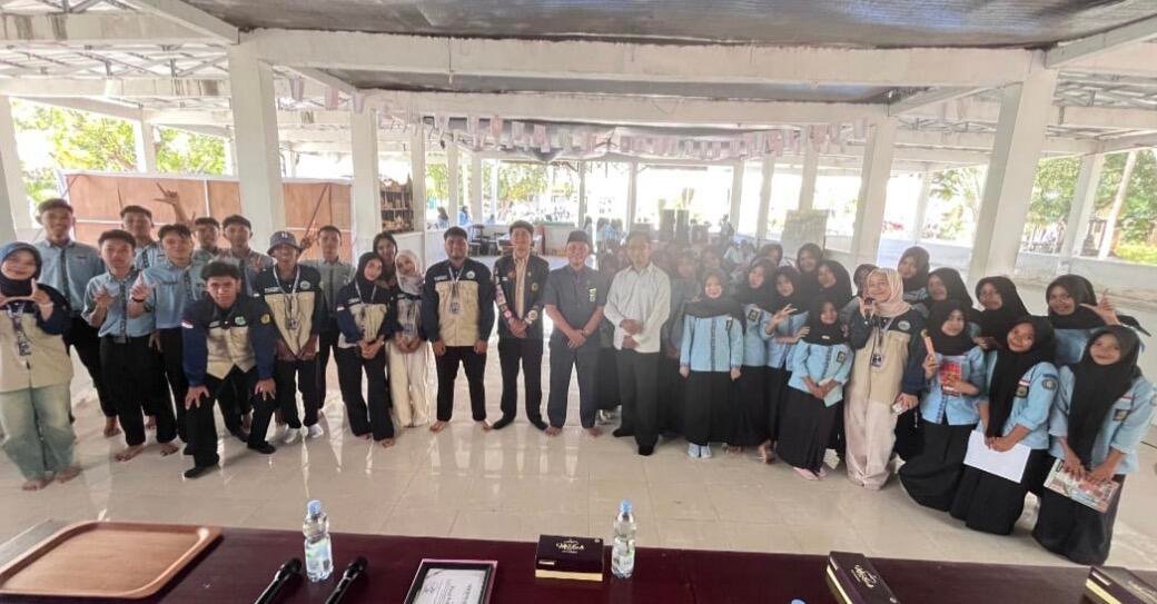 Sosialisasi pencegahan pernikahan dini oleh Pengadilan Agama Praya dan Ketua BEM FHISIP Universitas Mataram kepada siswa-siswi SMA Negeri 1 Jonggat sebagai upaya meningkatkan pemahaman tentang pentingnya pendidikan dan perencanaan masa depan (Sumber: Dokumentasi KKN-PMD UNRAM 2026).
