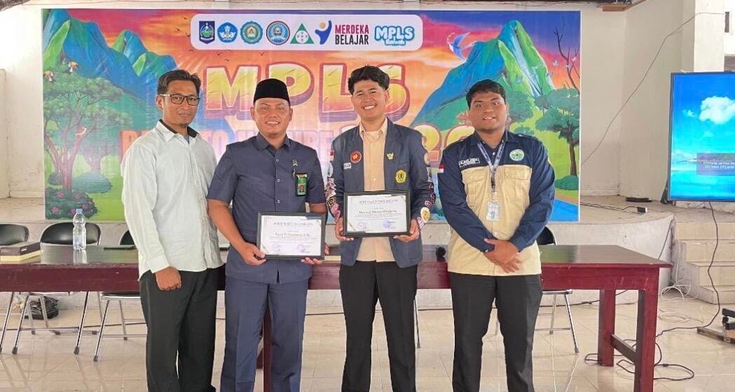 Pemberian sertifikat penghargaan kepada pemateri dari Pengadilan Agama Praya dan Ketua BEM FHISIP Universitas Mataram bersama Ketua KKN-PMD Desa Ubung dan Guru SMA Negeri 1 Jonggat (Sumber: Dokumentasi KKN-PMD UNRAM 2026)