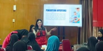 Puluhan Peserta Prolanis Ikuti Penyuluhan Penggunaan Obat Antihipertensi oleh Mahasiswa KKN Profesi Kesehatan Universitas Hasanuddin 56 Penyampaian materi penyuluhan penggunaan obat antihipertensi kepada peserta Prolanis di UPT Puskesmas Kulo. (Sumber: Dokumentasi Pribadi)