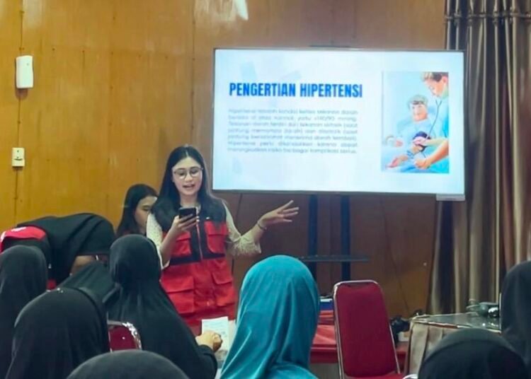 Puluhan Peserta Prolanis Ikuti Penyuluhan Penggunaan Obat Antihipertensi oleh Mahasiswa KKN Profesi Kesehatan Universitas Hasanuddin 46 Penyampaian materi penyuluhan penggunaan obat antihipertensi kepada peserta Prolanis di UPT Puskesmas Kulo. (Sumber: Dokumentasi Pribadi)
