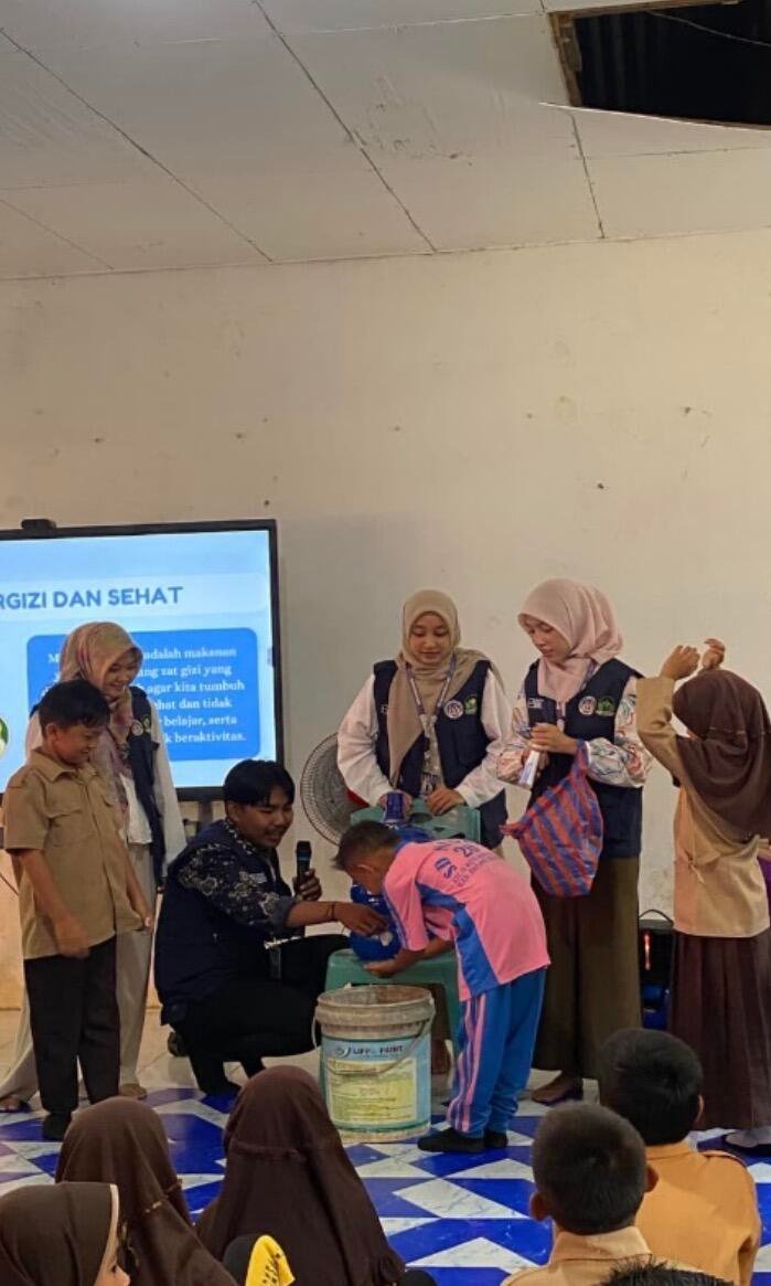 Dari Kebiasaan Sederhana Menuju Generasi Bebas Stunting: Mahasiswa KKN UNP Hadirkan Edukasi PHBS, Gizi Seimbang, dan Digitalisasi Posyandu di Nagari Balai Baiak Malai III Koto 47 Dokumentasi mahasiswa KKN Universitas Negeri Padang (UNP) saat melaksanakan program Pilar Pencegahan Stunting (Sumber: Dokumentasi Pribadi)