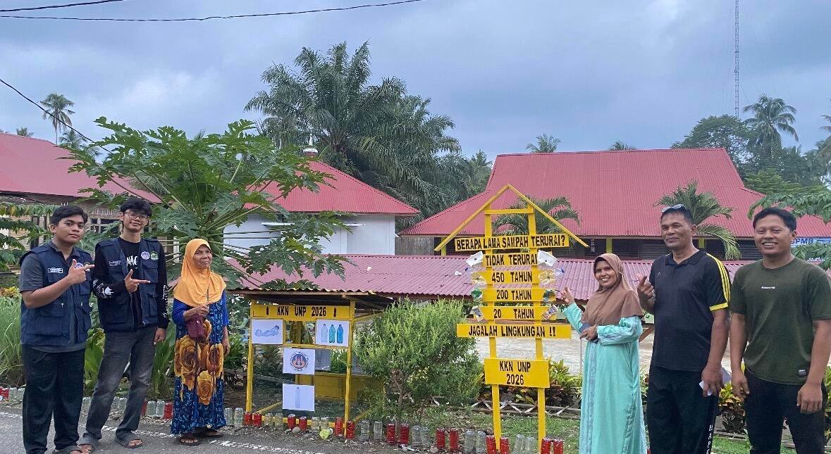Dokumentasi mahasiswa KKN Universitas Negeri Padang (UNP) saat melaksanakan program peduli lingkungan (Sumber: Dokumentasi Pribadi)
